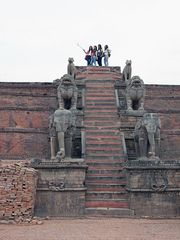 BAKHTAPUR - Wo vor dem Erdbeben Tempel stande, stehen Japaner und machen Selfies