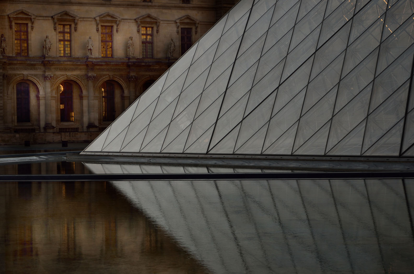 BALADE PARISIENNE................pyramide du Louvre