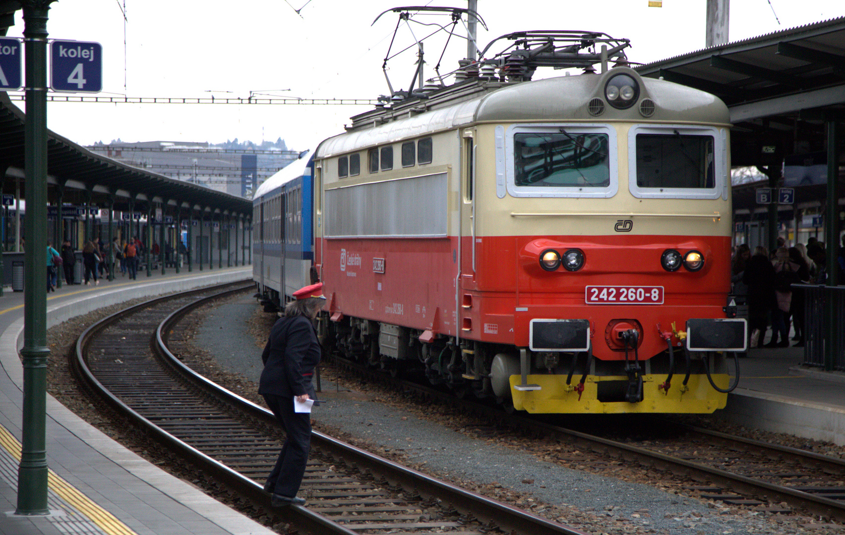 Balanceakt auf den Schienen