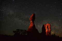 Balanced rock unter der Milchstraße