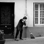 Balayer devant sa porte.