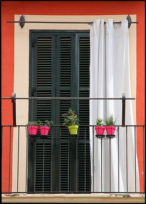 BALCON EN ROJO