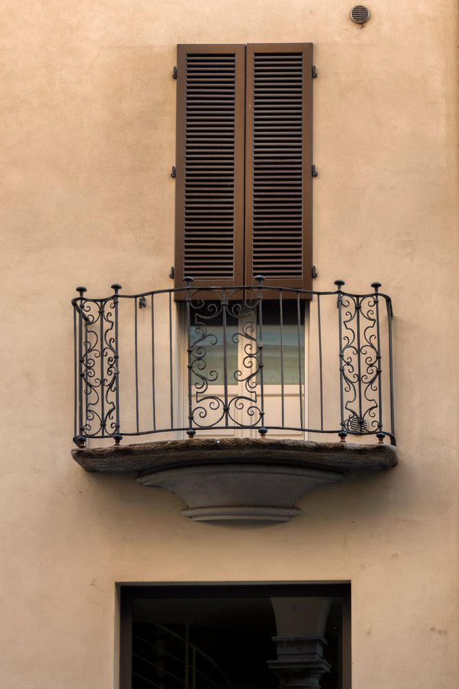 Balcone pendente a Novara