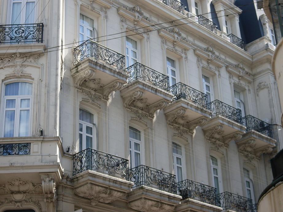 ...balcones antiguos del Hotel Plaza Fuerte...