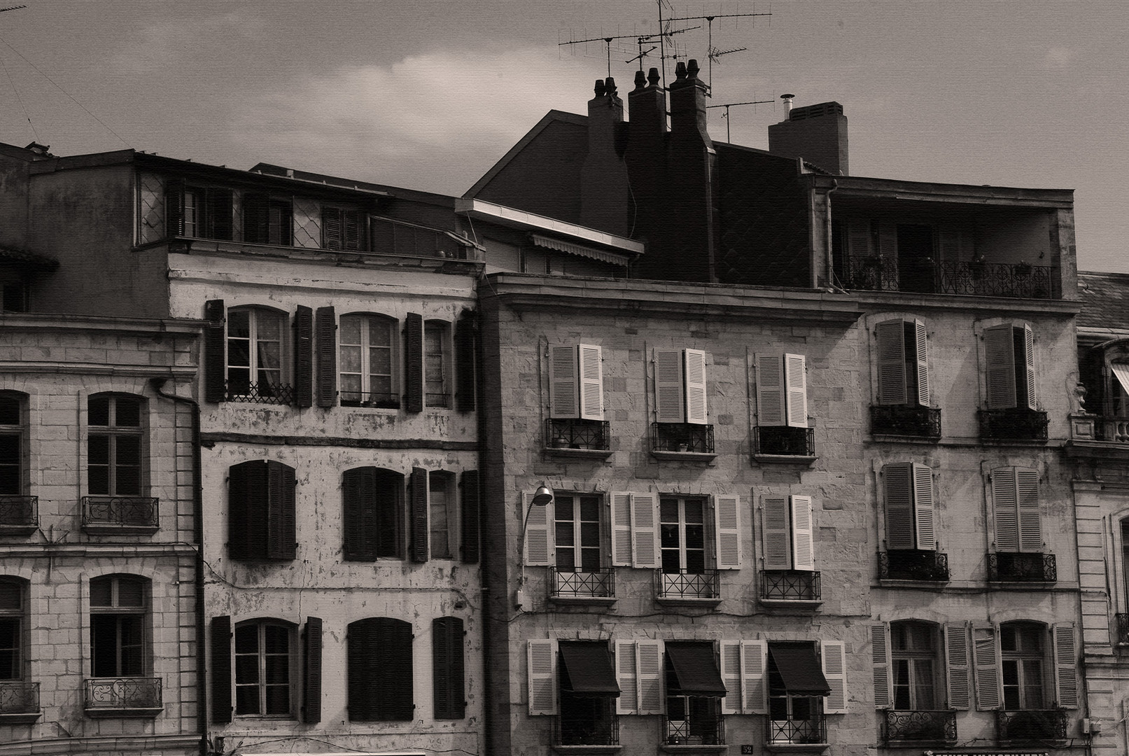 Balcones y ventanas. LXXIV