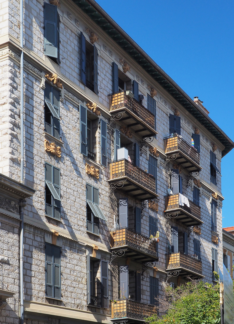 Balcons et persiennes