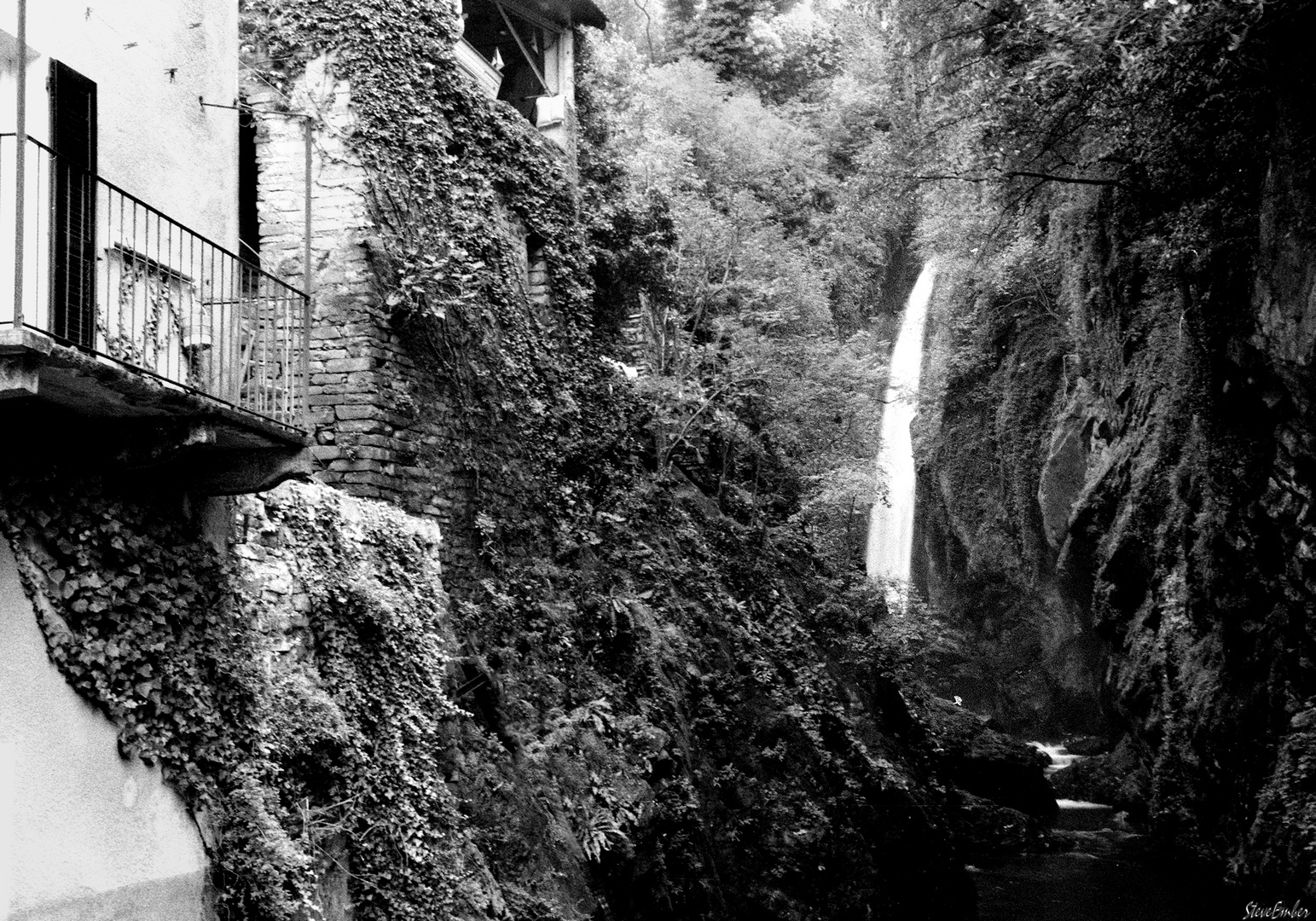 Balcony and Waterfall, Nesso