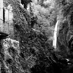 Balcony and Waterfall, Nesso