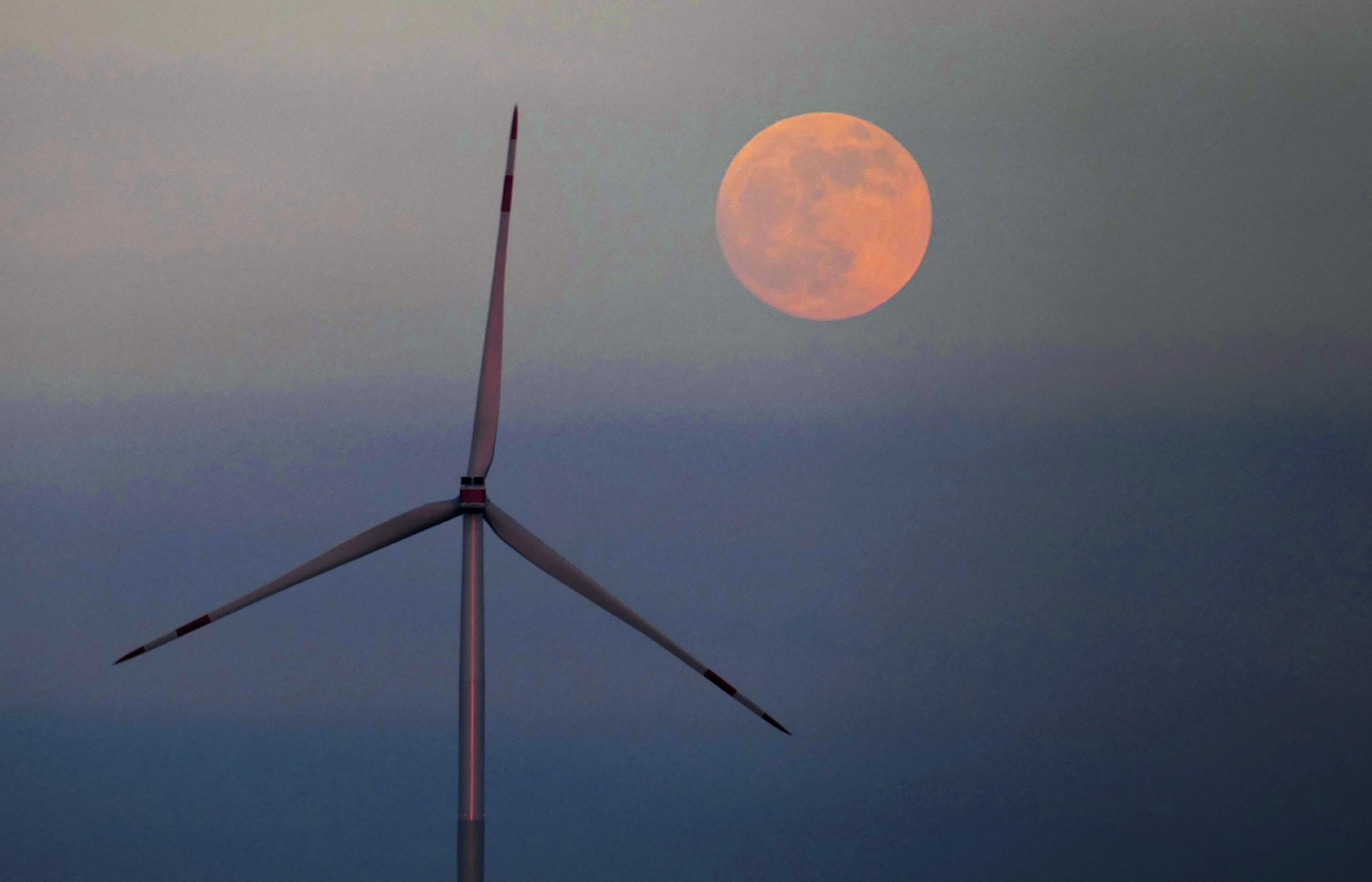 Bald geht dem Mond das Licht aus