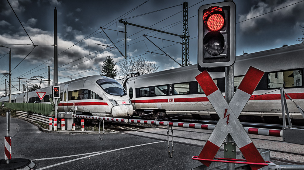 Bald Geschichte: ICE-Begegnung in Jena am Übergang Burgauer Weg/Kahlaische Straße