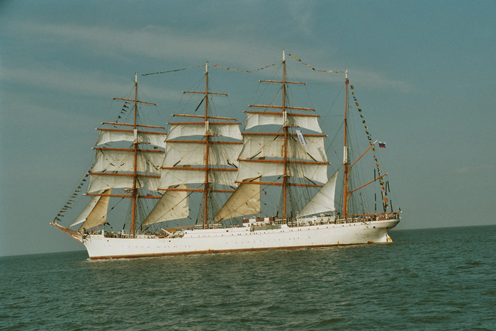 Bald unter vollen Segeln Sail 2004 Cuxhaven