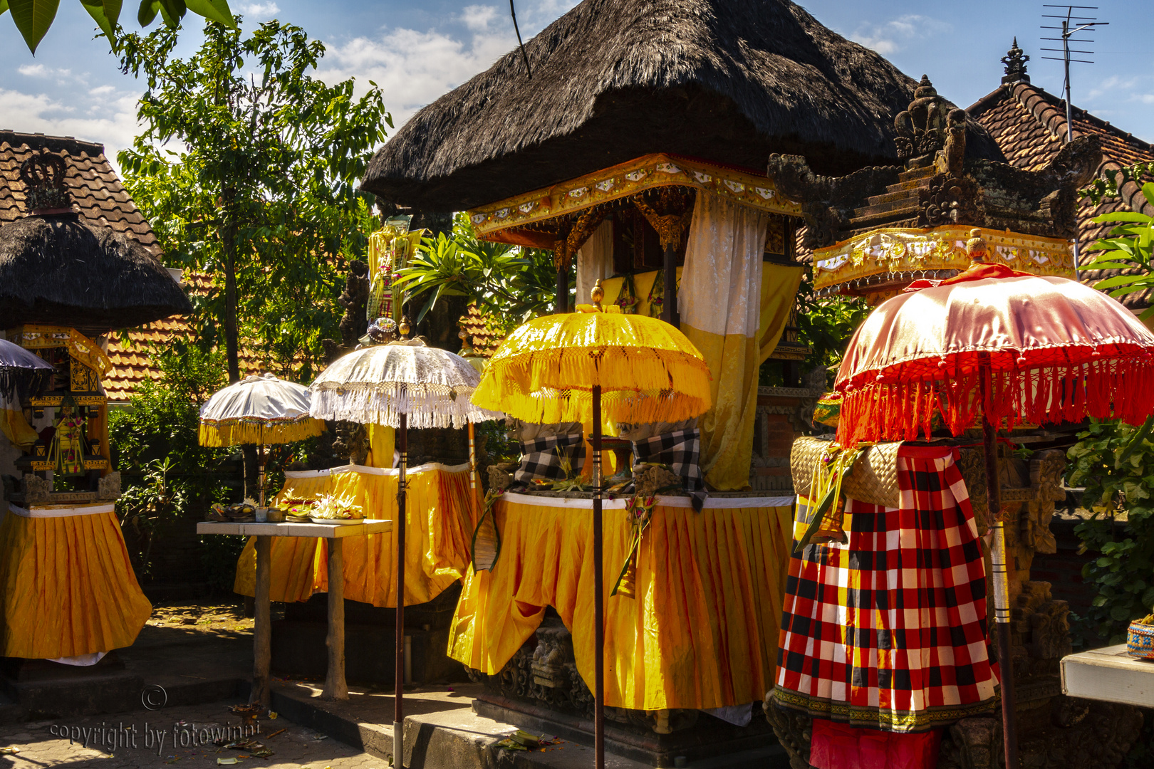 Bali - festlich geschmückter Familientempel