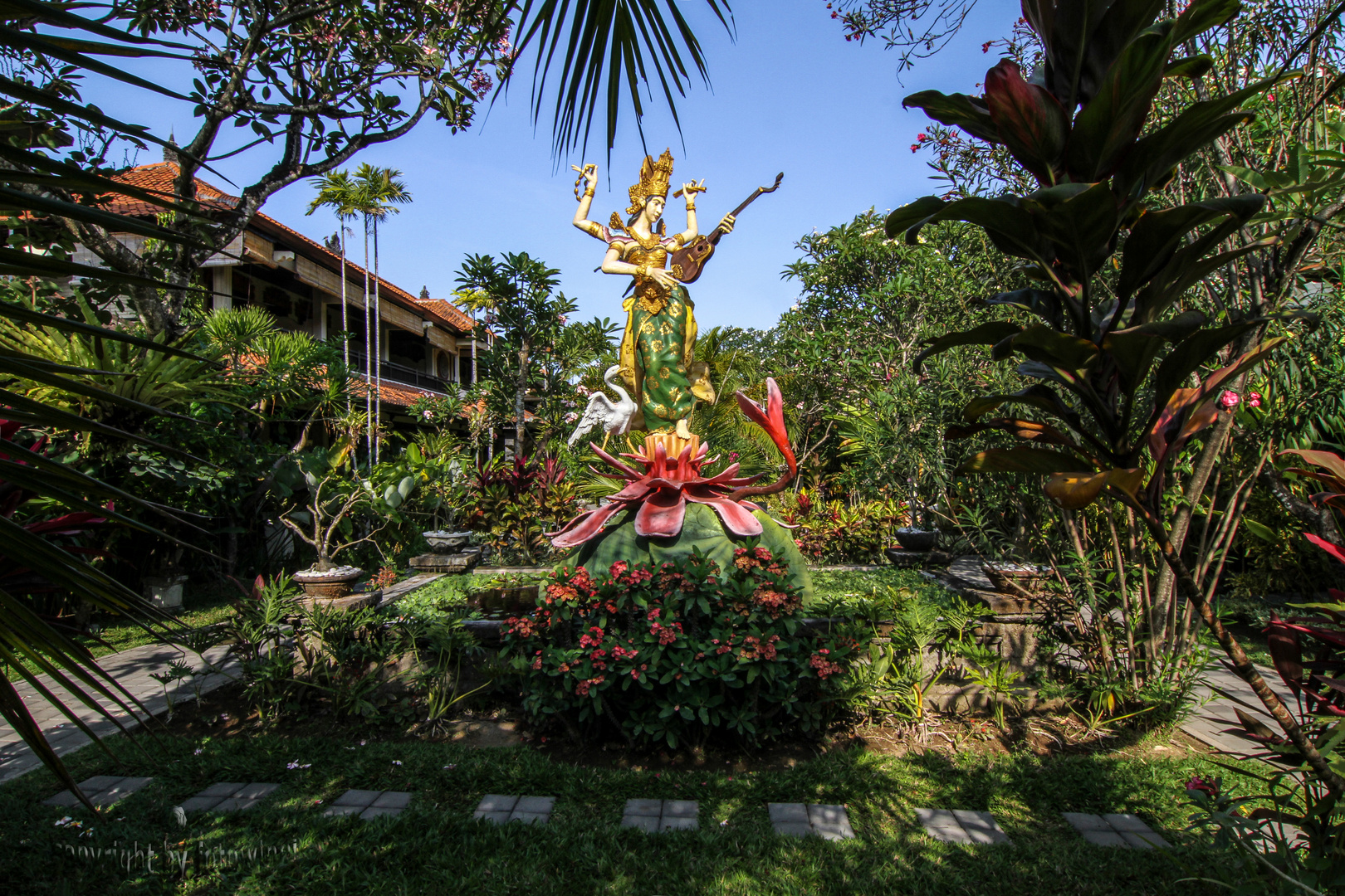 Bali - Hotelgarten in Sanur (mit Dewi Saraswati)