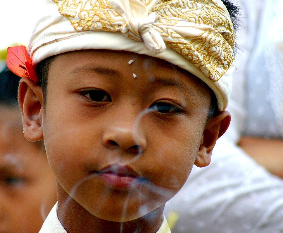 Bali-Junge während einer Tempelzeremonie