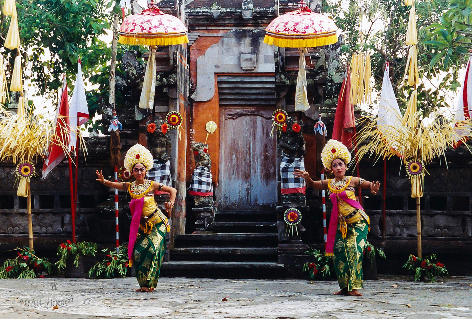 Bali - Legong (Auftakt zum Barongtanz in Batubulan)