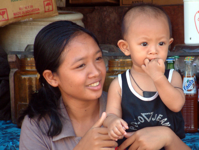 Bali: Marktfrau mit Kind