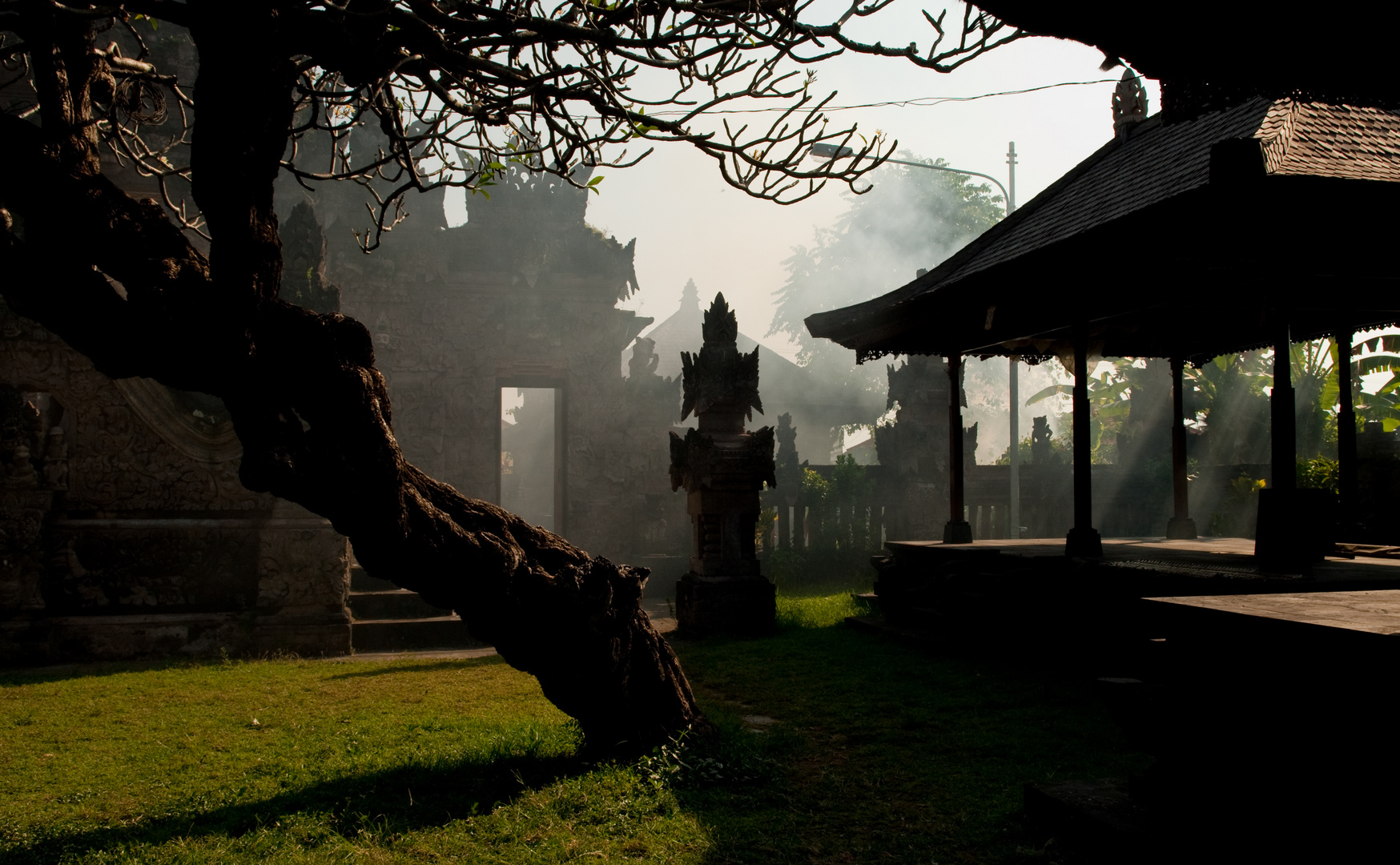 Bali: Rauchschwaden über dem Tempel