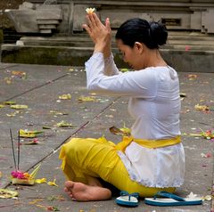 Bali / Temple / Women at meditation