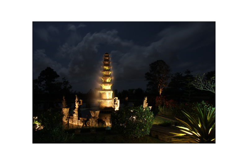 Bali - Tirtagangga Water Palace bei Nacht
