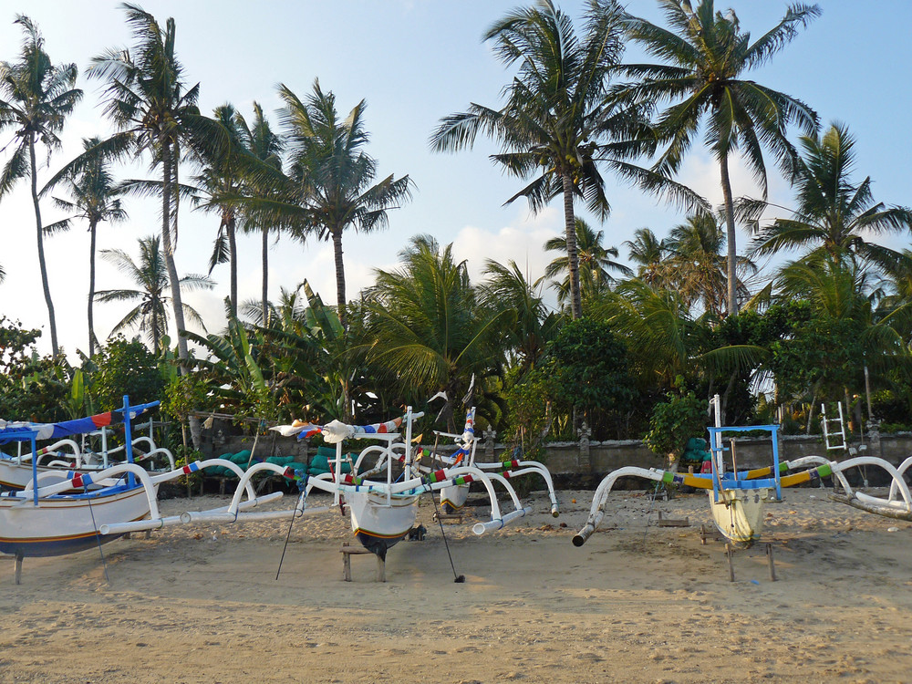 Bali - typische Fischerboote (Junken) am Strand von Amed