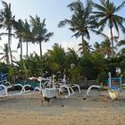 Bali - typische Fischerboote (Junken) am Strand von Amed