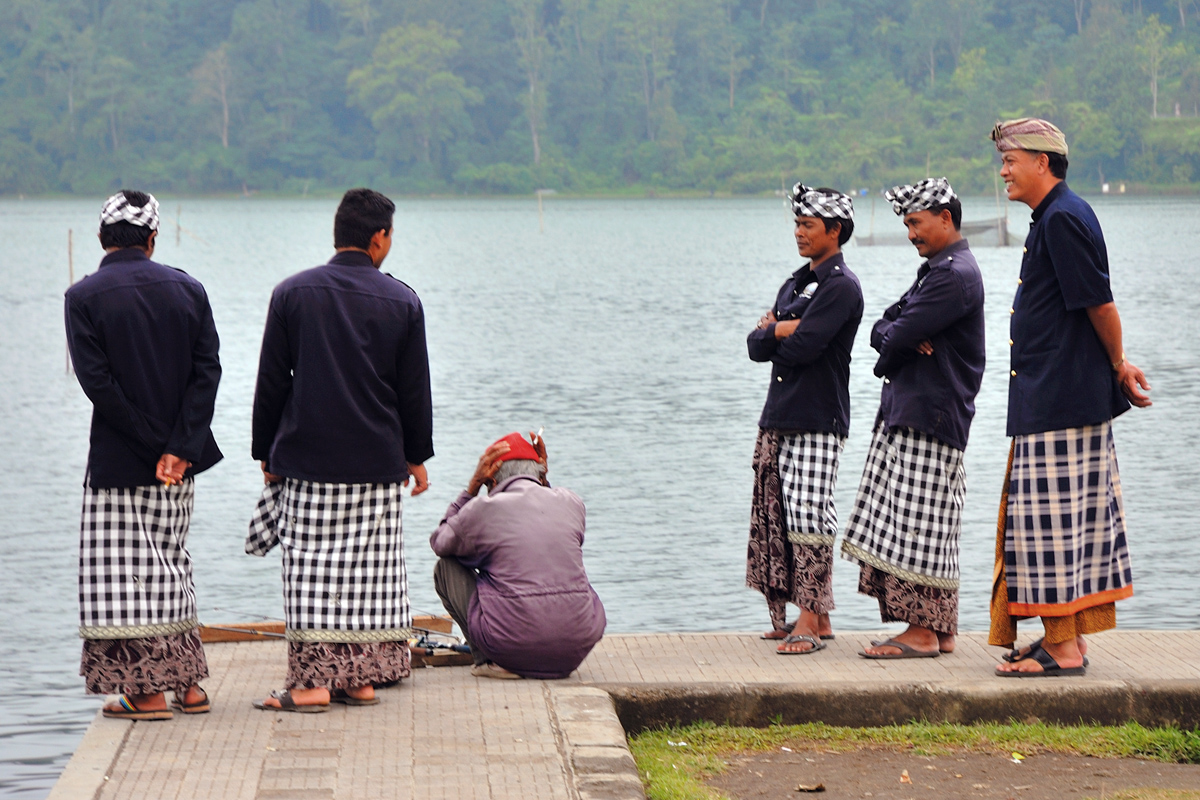 Balinese worshippers in Pura Ulun Danu Bratan