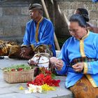 Balinesen beim Vorbereiten von Blumenschmuck zum Tanz........