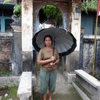 Balinesin vor ihrem Wohnhaus