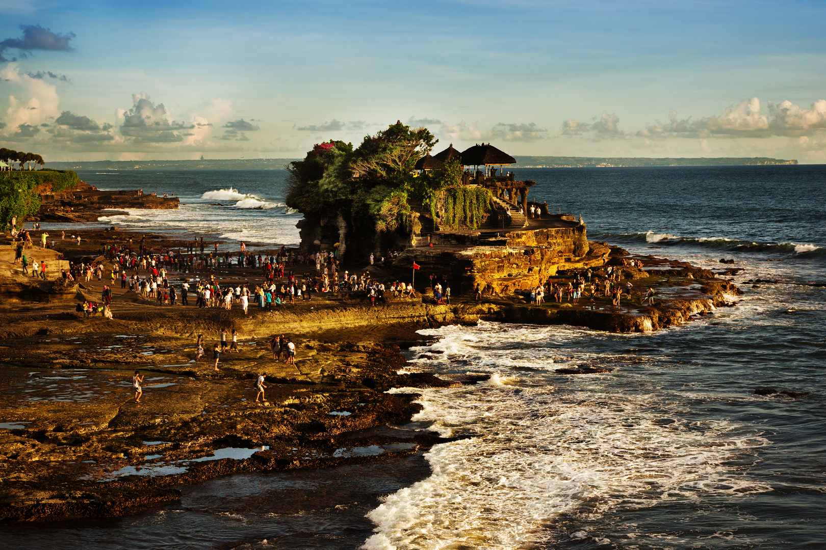 Balinesische Impressionen 12 (Pura Tanah Lot; Abendstimmung bei Ebbe)