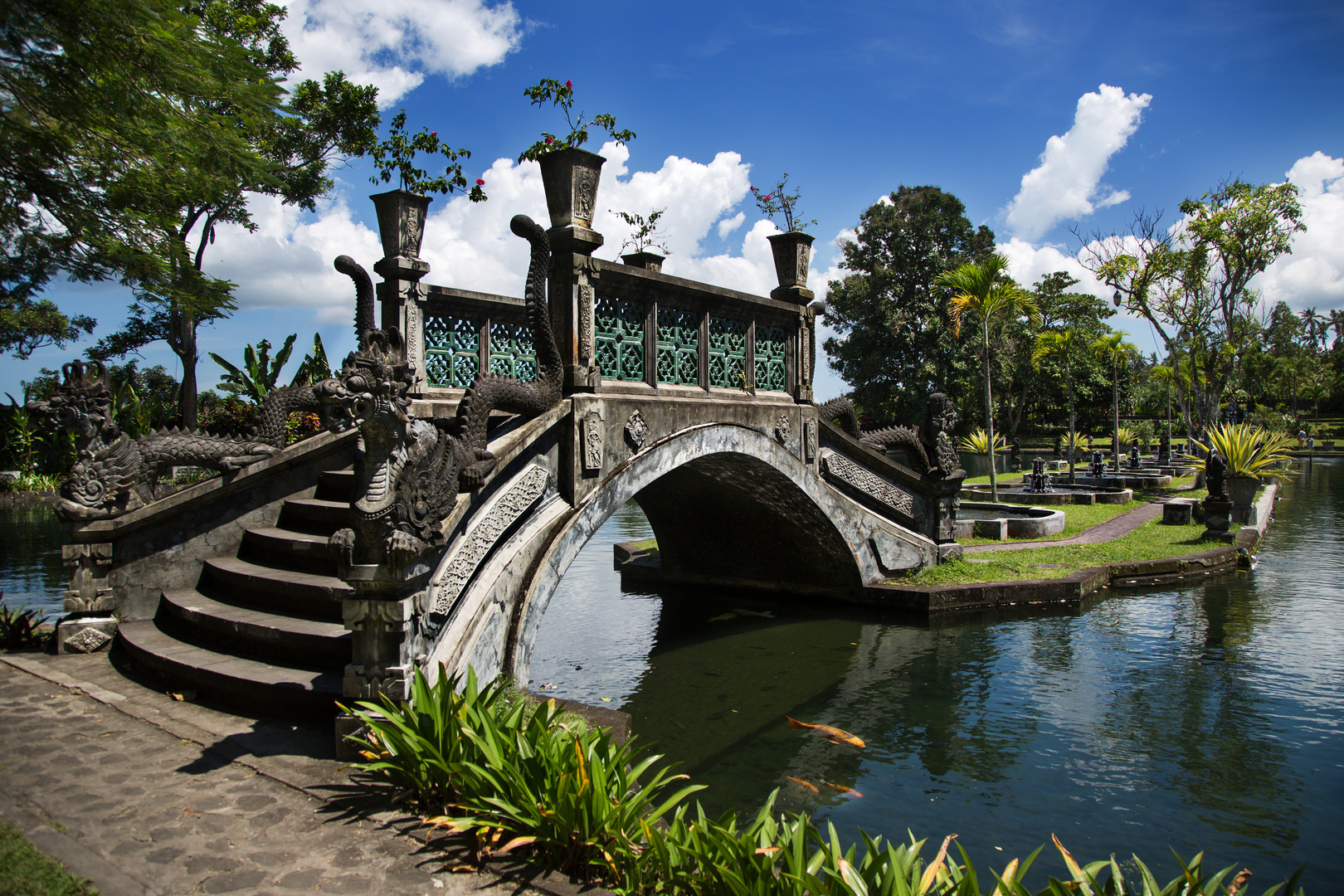 Balinesische Impressionen 5 (Brücke mit chinesischen Stilelementen im Taman Tirta Gangga)