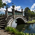 Balinesische Impressionen 5 (Brücke mit chinesischen Stilelementen im Taman Tirta Gangga)