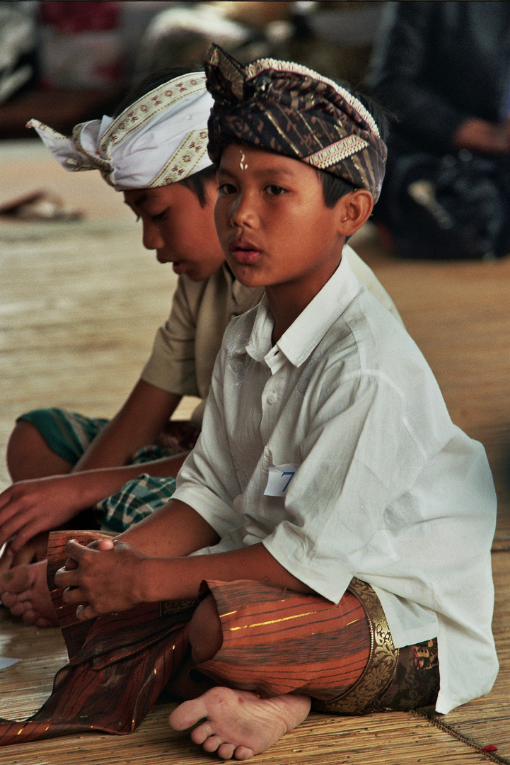 Balinesische Tradition, Junge beim Tempel Ulun Danu, Bali