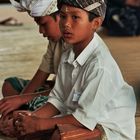 Balinesische Tradition, Junge beim Tempel Ulun Danu, Bali