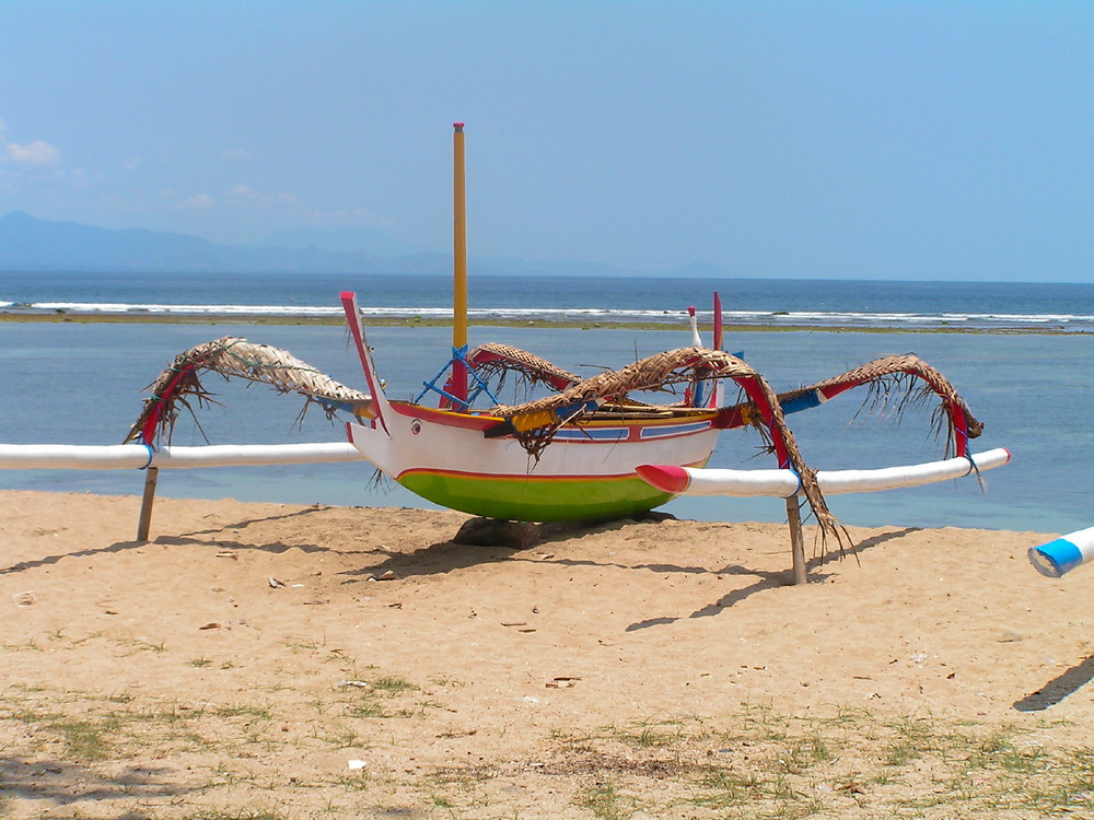 Balinesisches Fischerboot mit Spinnenbeinen