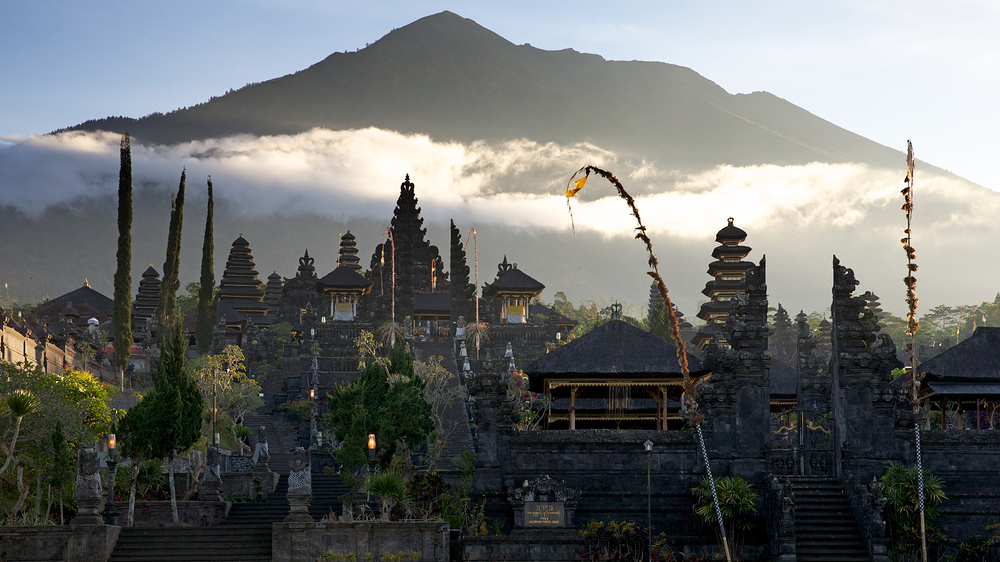 Bali´s Muttertempel "Pura Besakih" beim Sonnenaufgang, Indonesien