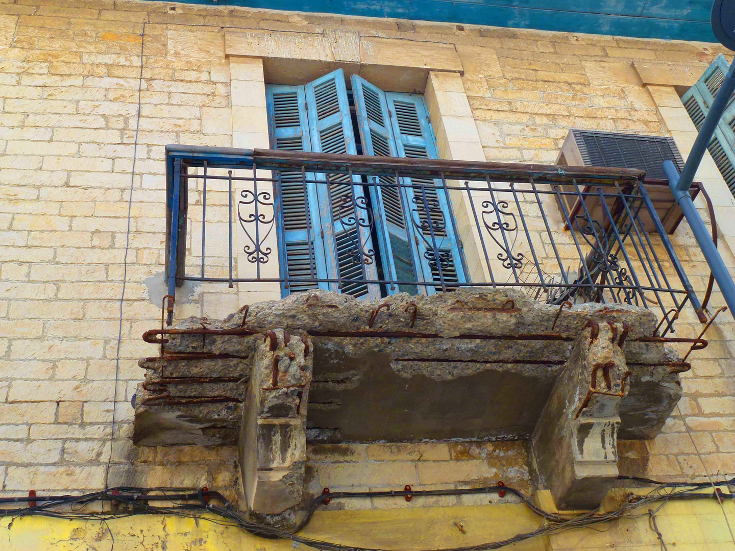 Balkon an bewohntem Wohnhaus in einem zyprischen Stadtzentrum