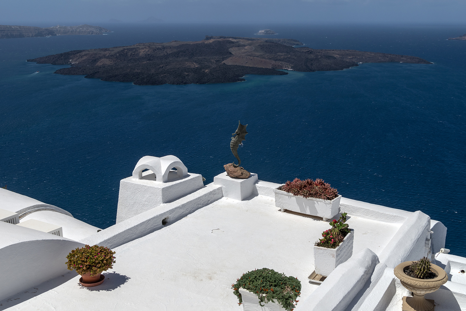 Balkon an der Caldera mit Blick auf die Vulkaninsel Nea Kameni