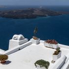 Balkon an der Caldera mit Blick auf die Vulkaninsel Nea Kameni