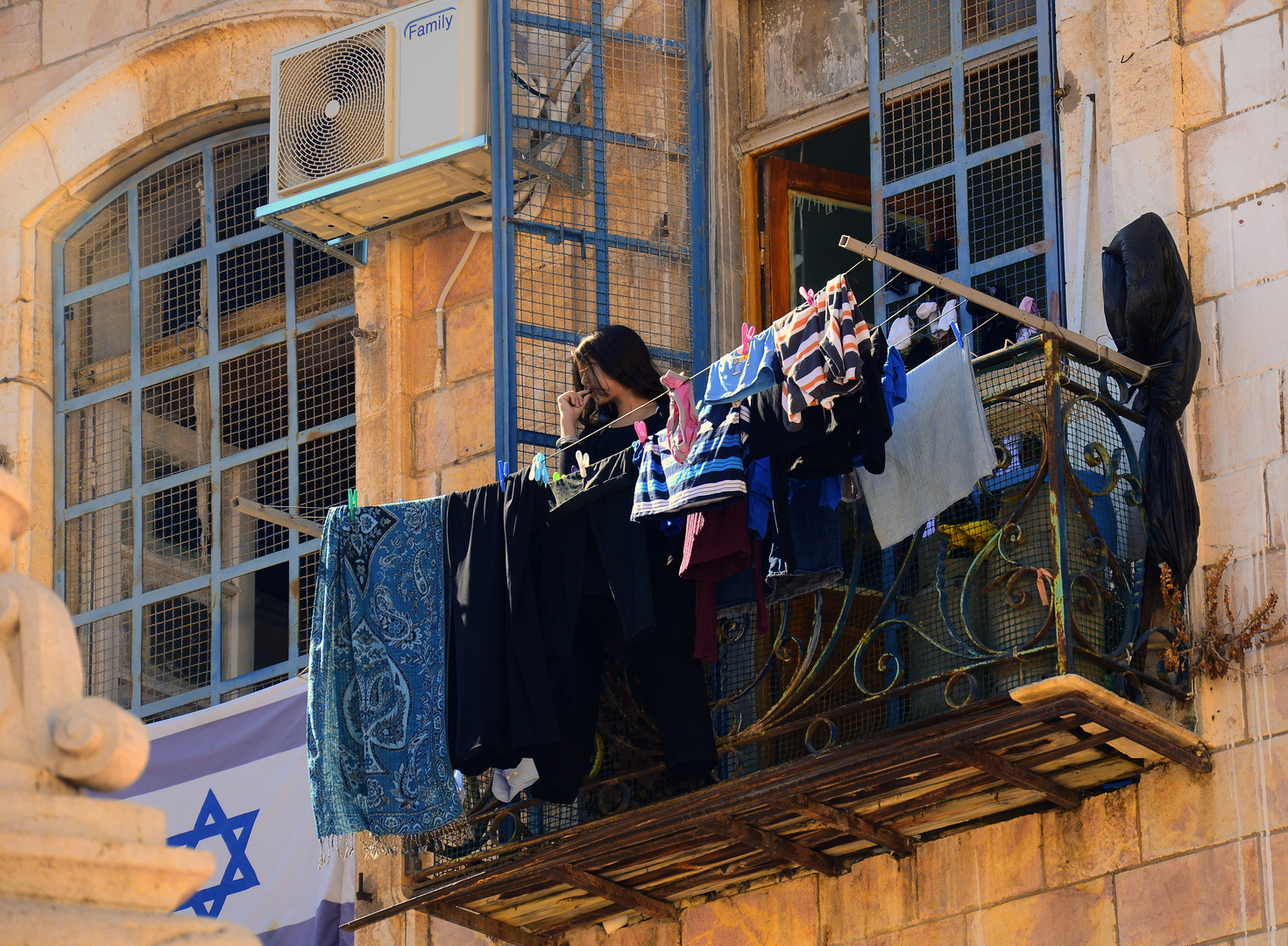 Balkon eines Jerusalemer Wohnhauses über einem belebten Basar