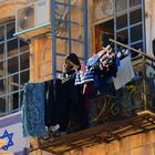 Balkon eines Jerusalemer Wohnhauses über einem belebten Basar