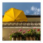 Balkon mit gelbem Schirm