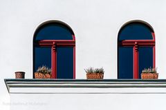 BALKON MIT VIER BLUMENTÖPFEN AUS EINEM VERGANGENEN FRÜHLING