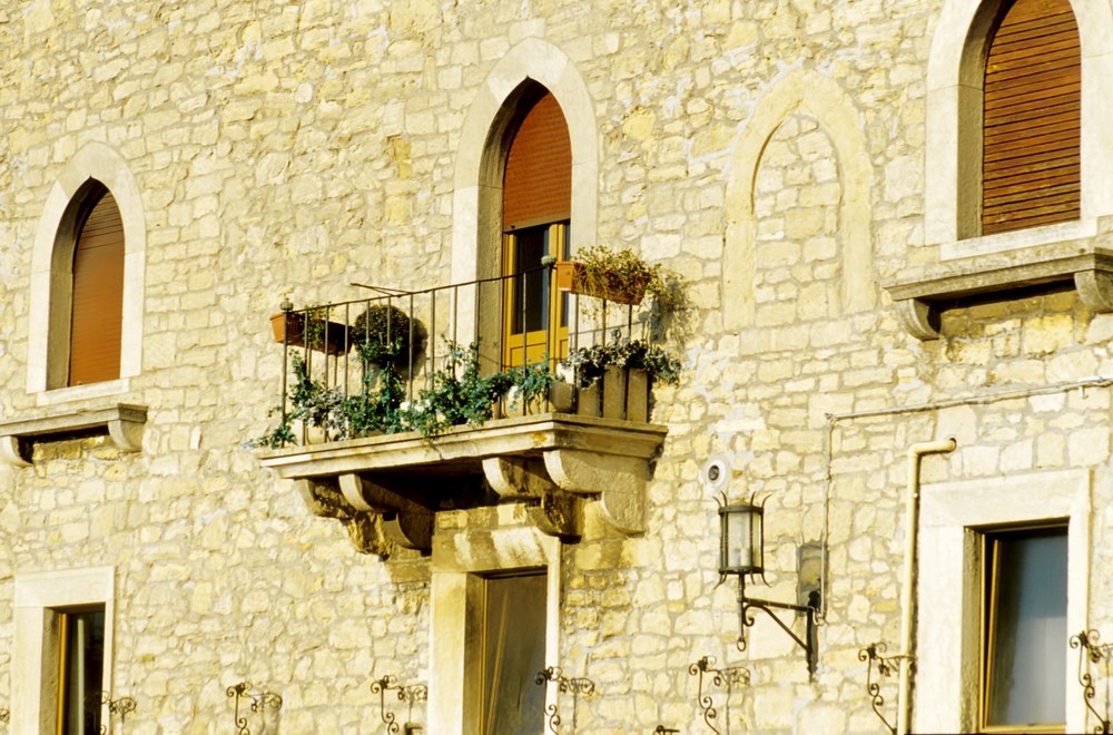 Balkon-Portal im alten Stadtkern von San Marino