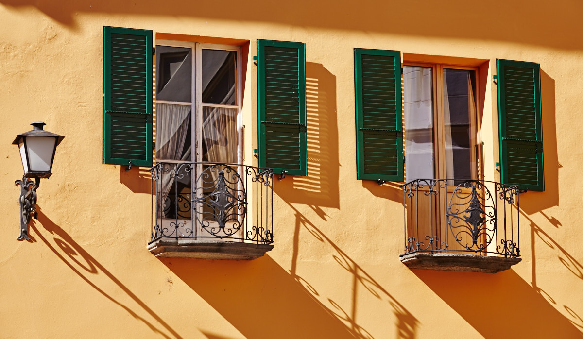 Balkon und Fensterläden mit Schatten in Ascona (Tessin, Schweiz)