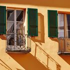 Balkon und Fensterläden mit Schatten in Ascona (Tessin, Schweiz)