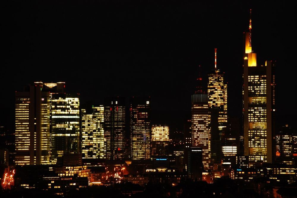 Balkonausblick auf Frankfurts Bankentürme