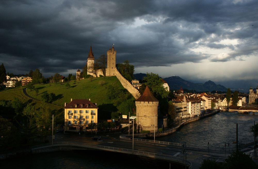 Balkonaussicht mit Sicht auf Museggtürme, Reuss, Altstadt und Berge