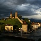 Balkonaussicht mit Sicht auf Museggtürme, Reuss, Altstadt und Berge