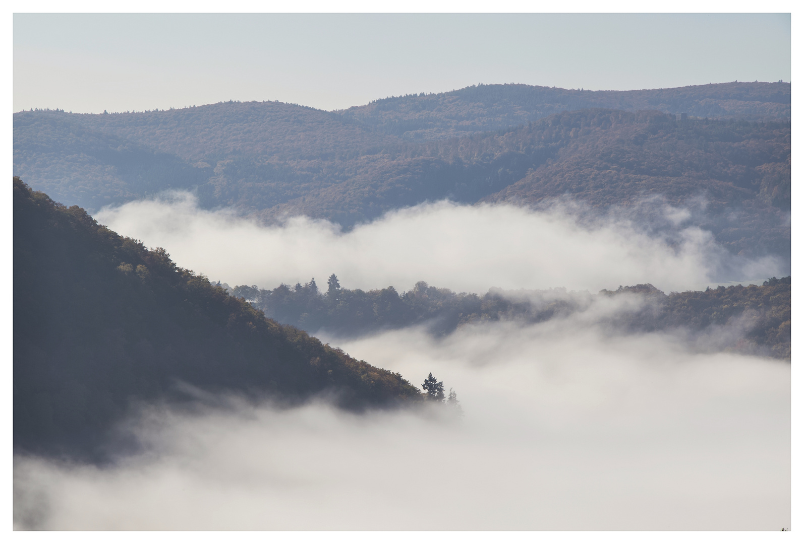 Balkonblick, über dem Nebel