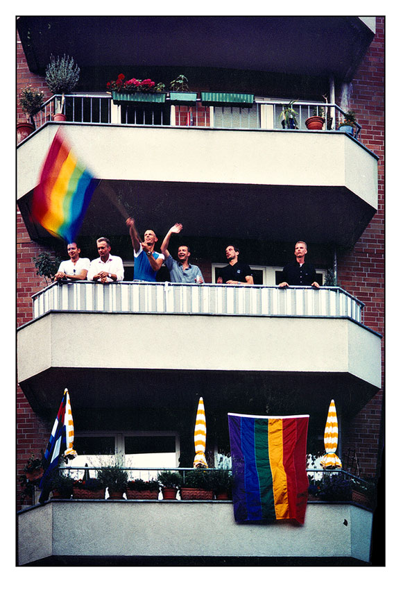 Balkons, Menschen und Regenbogenfahnen